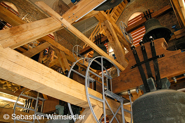 Blick in den neuen Holzglockenstuhl des Domes zu Münster